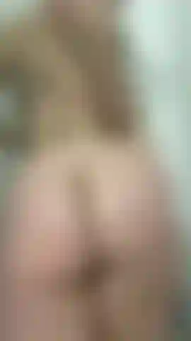 Traviesa, enjabonada, húmeda y divertida en la ducha.