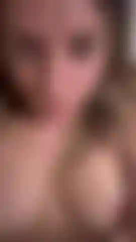 Jugando al coño en mi cama. Sin maquillaje, recién despertada.