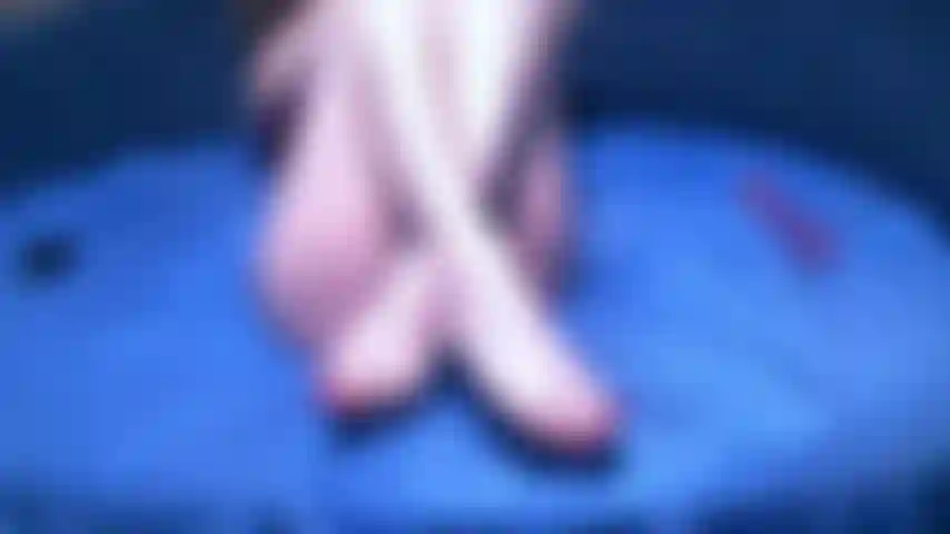 Masturbación de coño, juego de phalos con pies.