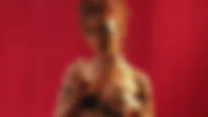 Maia seduce con su delicioso trasero y escupe en sus hermosas tetas frente a mí mientras se quita las medias de maya. Imagino tu suave piel entre mis manos.