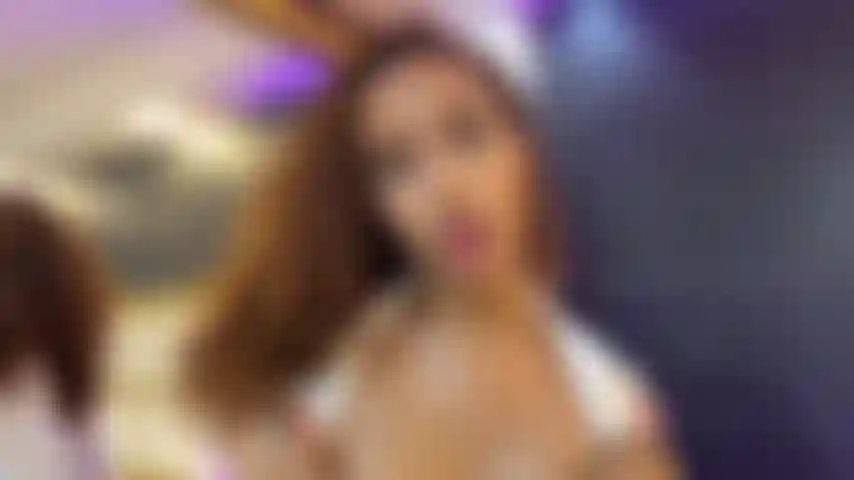 Maia en su primer día de secretaria se pone muy cachonda y quiere jugar con todos sus juguetes, ven aquí ;).