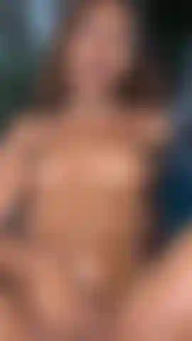 Chica de ébano folla su coño peludo mojado en la piscina.