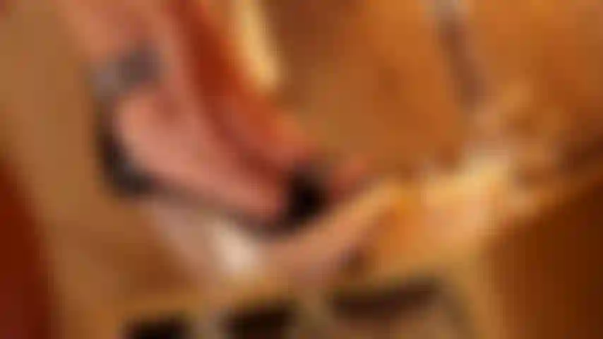 Engañando y mintiendo.