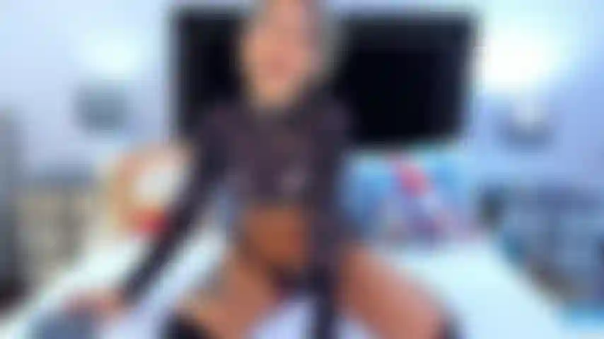 Me vibran y empiezo a tocarme a través de mis bragas omg.