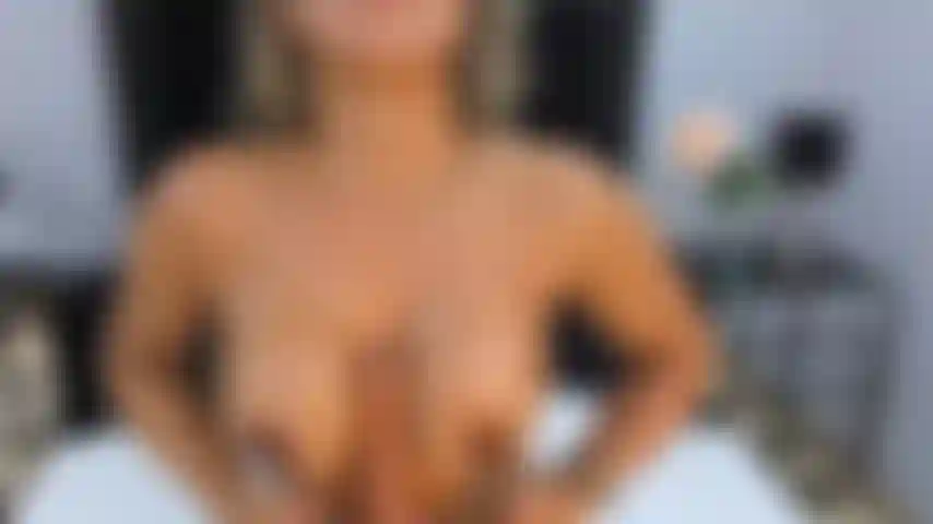 ¿Te imaginas tu polla entre mis pechos? Mírame disfrutar de este consolador como si fueras tú, despacio, húmedo y ardiente.