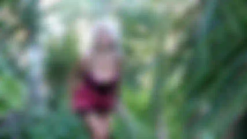 Pechos desnudos en la naturaleza.