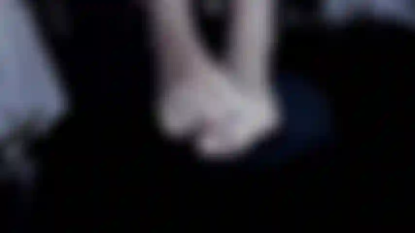 Adora mis pies y uñas blancas con los calcetines de red negros, te follo y me das tu leche en los dedos de mis pies.