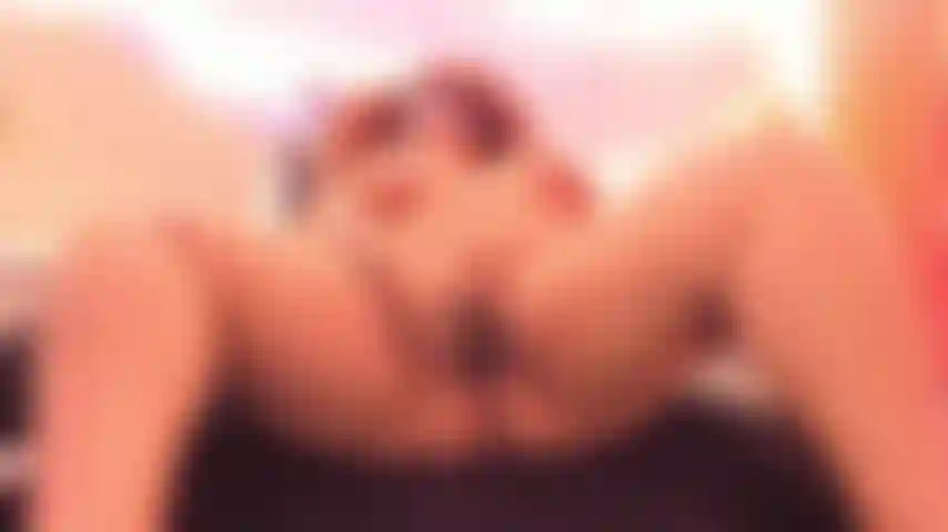 Me masajeo el coño con mi domi hasta que tengo un squirt enorme en tu boca.