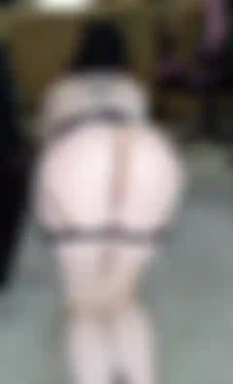 Mostrando culo y coño desnudos.