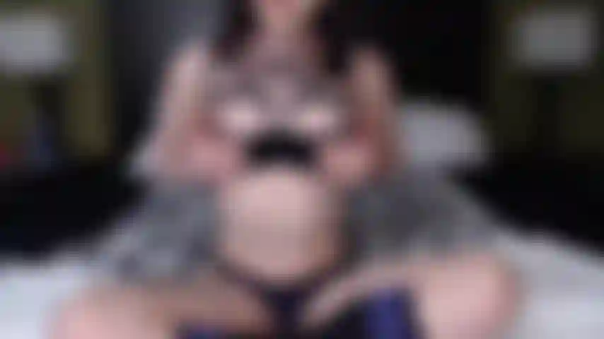 De cerca y en persona con este apretado y jugoso coño.