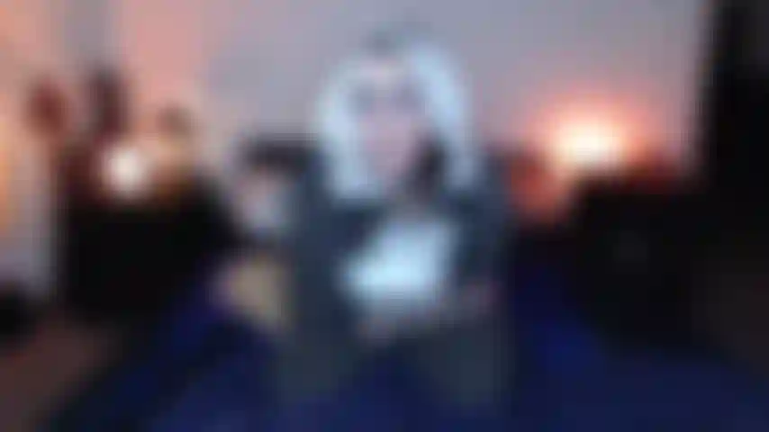 El hermanastro acuesta a la hermanastra pequeña.