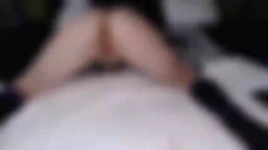 Twerking desnuda y provocando un coño apretado.