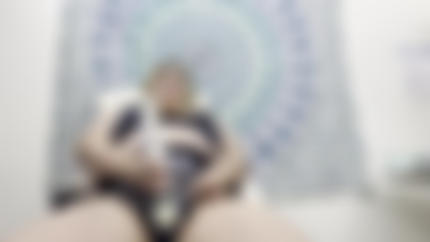 Orgasmo hitachi en bragas.