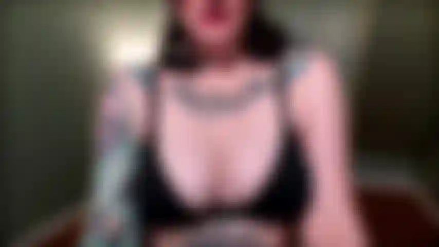 Hipnotizándote con el top de mi bikini.
