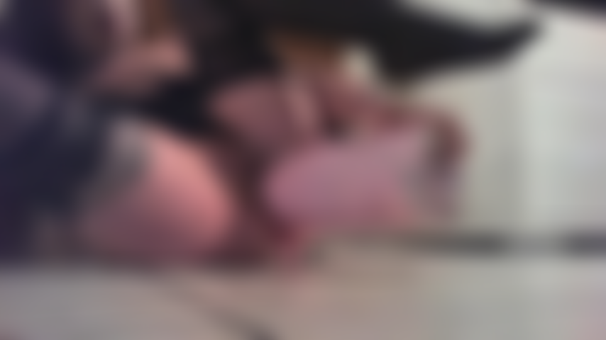 Mi coño está mojado! Juego con botellas de champagne.