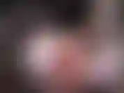 Estas tan cachonda como yo? Entonces ven, empaca tu polla. Córrete para mi. Te lo demostraré, quítame las bragas y te mostraré mis grandes tetas. Entonces me la pillo con el dildo! Primero lo chupo, luego devora mi pus húmedo.