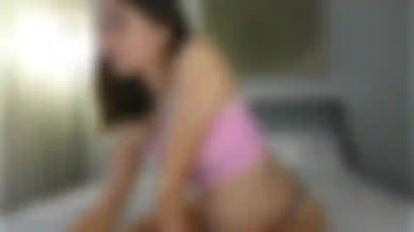 Bombón embarazada se está desnudando para ti.