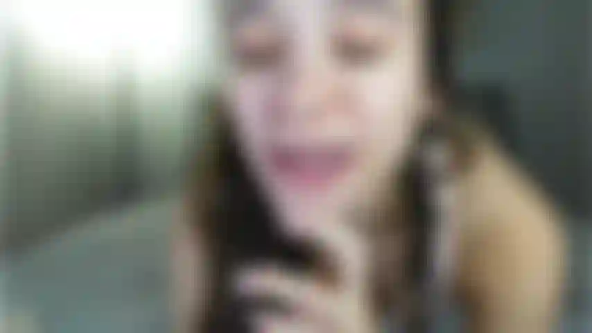 Nena embarazada cachonda juega con su coño hinchado.