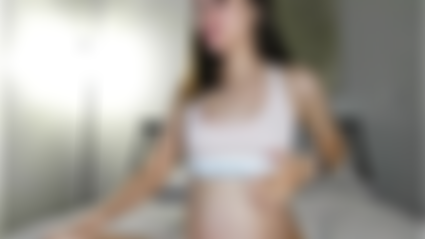 Nena embarazada en forma muestra su cuerpo desnudo y su coño.