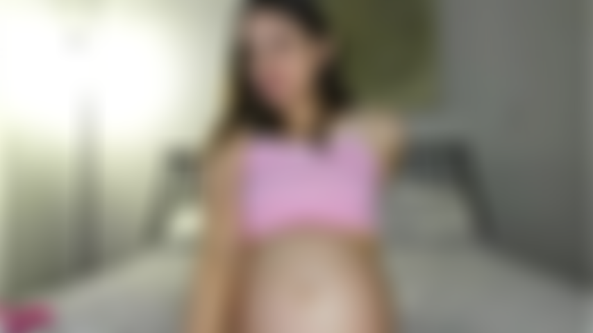 31 Una niña embarazada juega con el coño gordo y se corre.