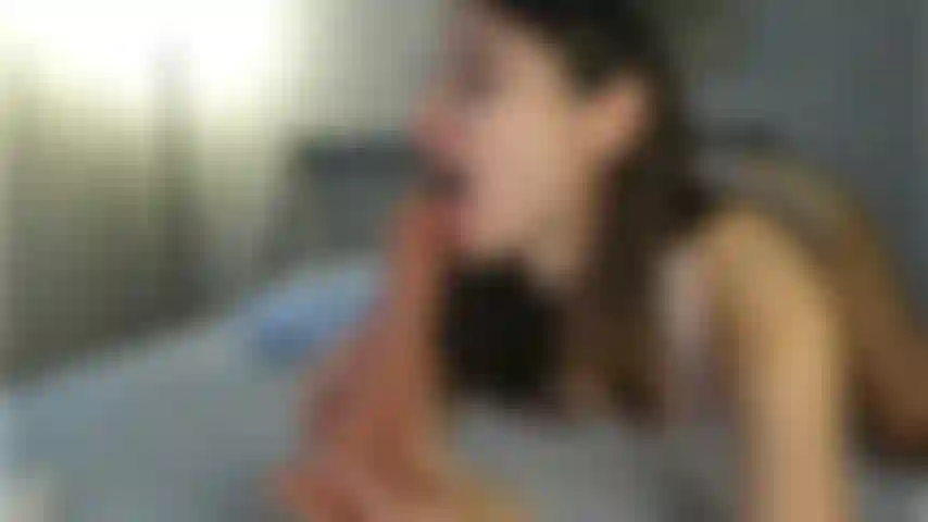 Nena embarazada se está desnudando.