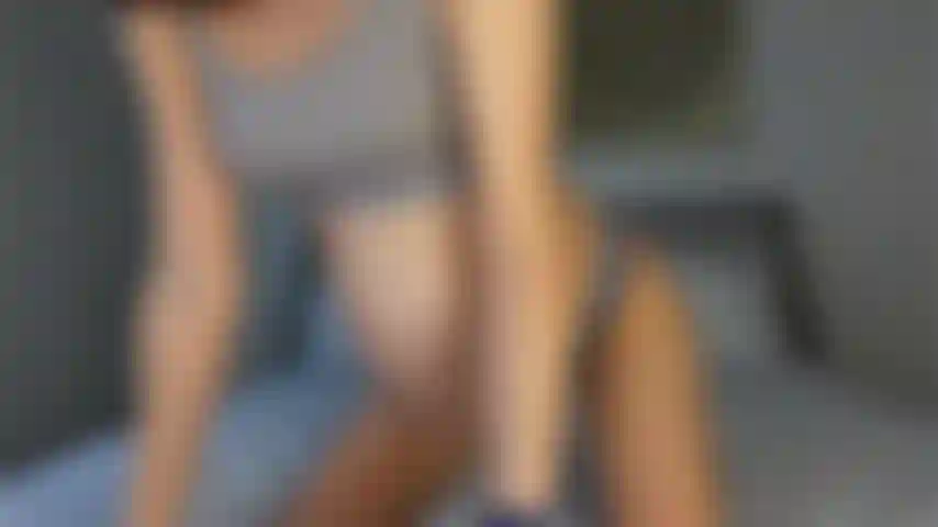 Preggo enseña el ojete y el coño.