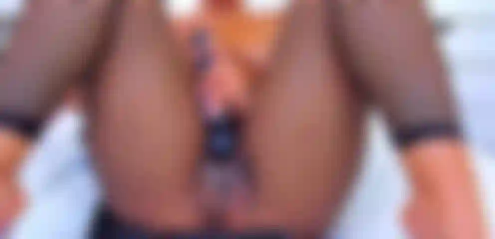 Recuéstate y observa como mis piernas tiemblan mientras tengo este gran orgasmo.