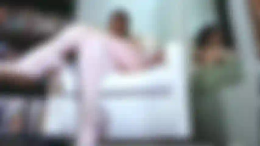 Joi para adoradora de piernas cruzadas y colgantes.