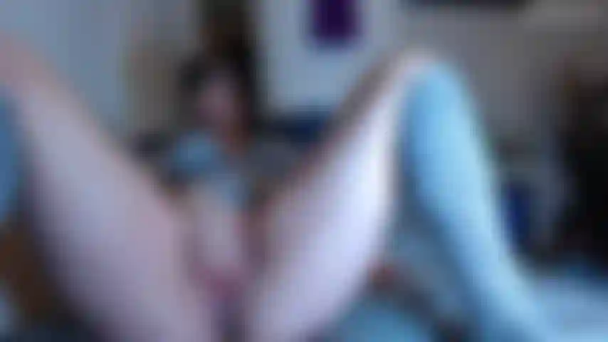 Juguete enorme cerca de un polvo cremoso.