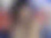 Me hablaste de tu fetiche morboso y quieres que juegue. Creo que es bastante raro, pero supongo que soplar humo de cigarrillo en tu polla no es gran cosa. Luego veo lo grande que es, y quiero chupar.
