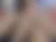Cigarette strip -con sostén y ropa interior burdeos, con lápiz labial a juego, desnudo mi cuerpo peludo y curvilíneo mientras fumo un cigarrillo. Juego con mis tetas y mi coño, y acaricio mi mata y mis piernas peludas.