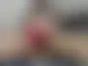 Espejo cabalgando sobre un dildo blanco.