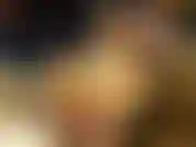 Veo porno desde la silla de la computadora. Uso mi vibrador en mi coño peludo mientras veo porno en el escritorio de mi computadora.