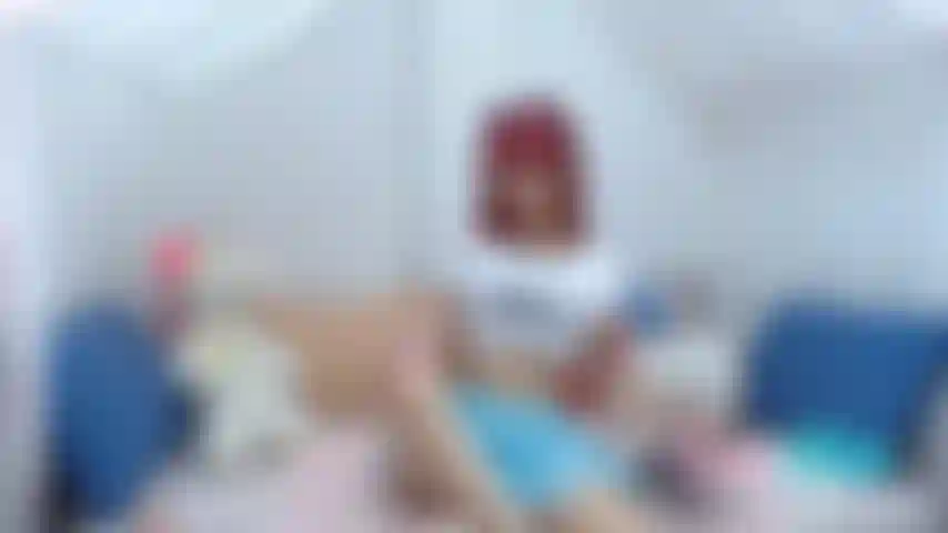 Observa mi cuerpo mientras me desvisto, mira mi fantástico culo y excitate.