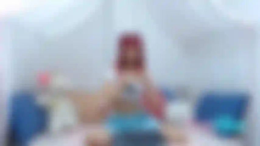 Chicos bienvenidos: vean mis videos especiales, me emociono chupando mi juguete y luego lo inserto en mi culo sexy.