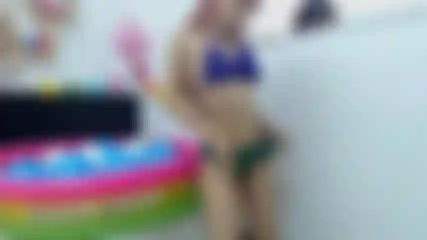 Hago un baile erótico para ti, para luego masturbarme con mi juguete favorito, no dejes de mirarme.