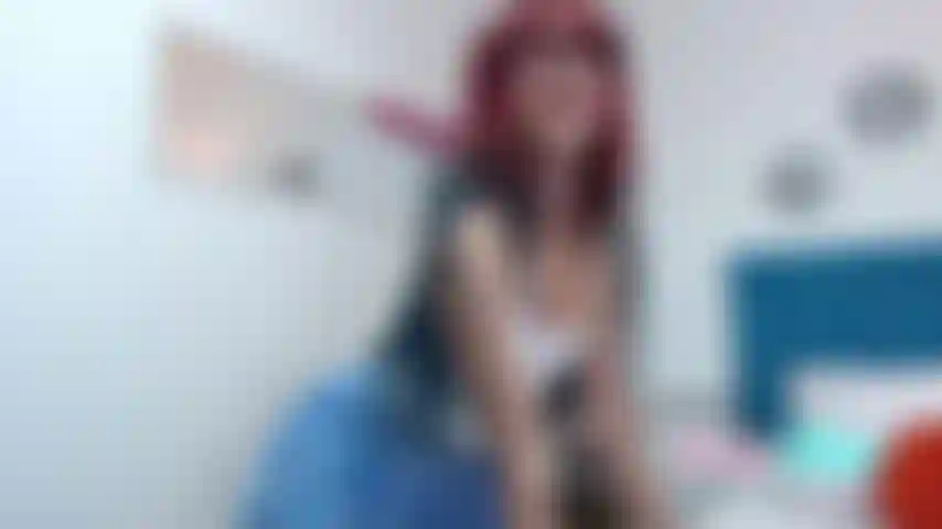 Observa mi cuerpo mientras me desvisto, mira mi fantástico culo y excitate.