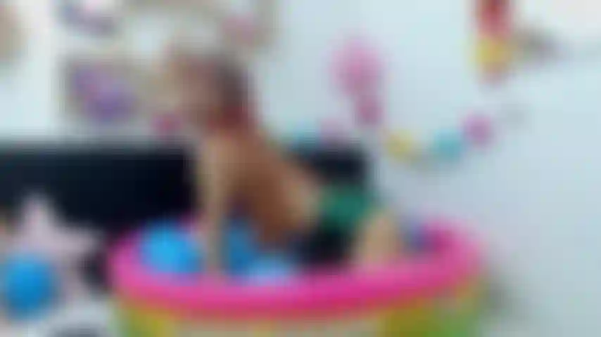 Me lo paso muy bien en mi piscina, mira como me divierto jugando. ( No desnuda).