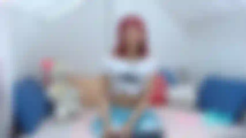 Lamiendo intensamente mi juguete favorito y luego teniendo un anal profundo con él.