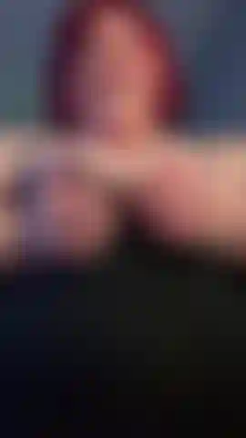 Camiseta de masaje de tetas, cabello rojo.