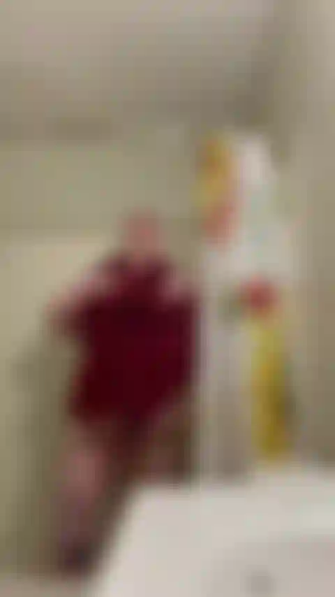 Secarme la toalla después de la ducha sin sonido.