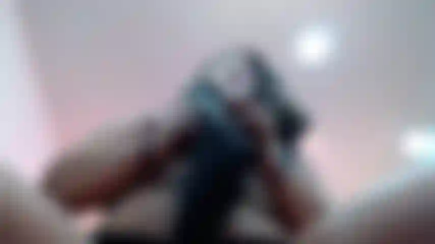 La ropa gira en mis aureolas.
