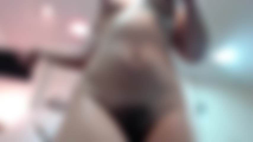 Chica peluda mojada desnuda meneando el culo (sin audio).