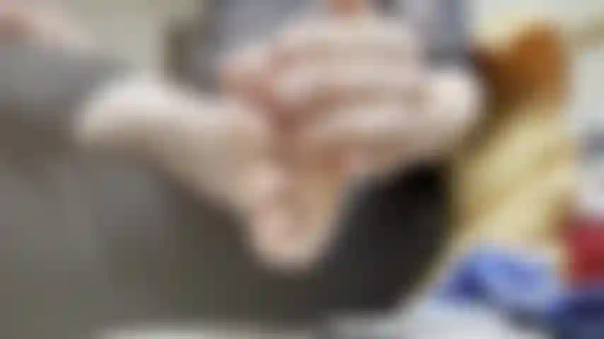 Mes pieds sont tous secs....je les hydrate bien devant toi.