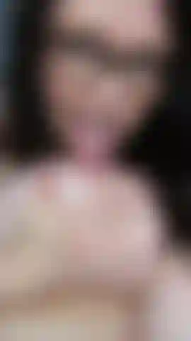 Primer plano lamiendo pezones.