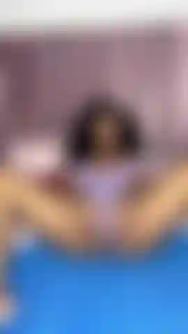 Disfrútalo mientras me toco para ti, me gusta estar muy mojada para ti, quieres ponerme mojada.