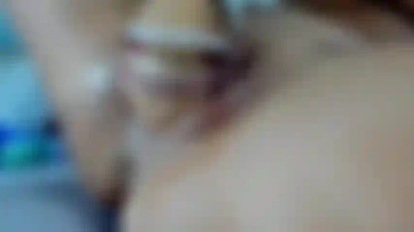 Mira mi mano desaparecer dentro de mí tan profundamente