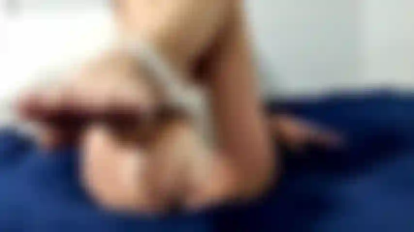 Milf embarazada tocándose el coñito peludo para ti.