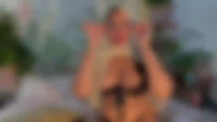 Musulmana hijabi se corre con esperma en la cara y las tetas.