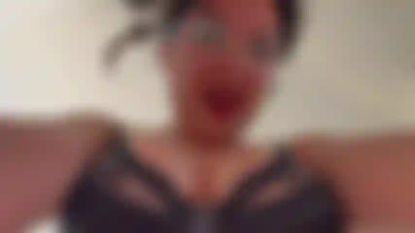 Sentada en la cara en punto de vista con el coño apretado y peludo.